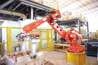殼型噴涂機器人工作中.jpg